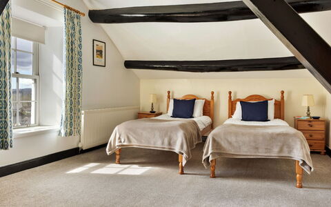The Lake Gables: Möbel, Interior Design, Bett, Schlafzimmer, Flooring, Wand, Fussboden, Holz, Decke, Bedding