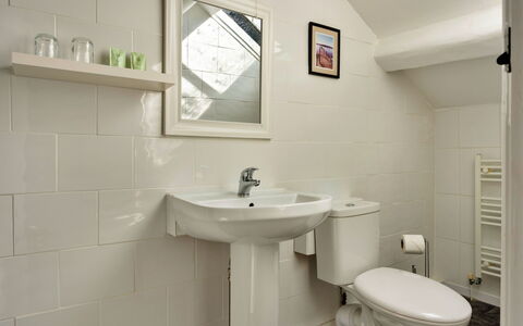 The Lake Gables: Armatur, Badezimmer, Wand, Flooring, Bad Sink, Sinken, Fussboden, Interior Design, Zapfhahn, Installation