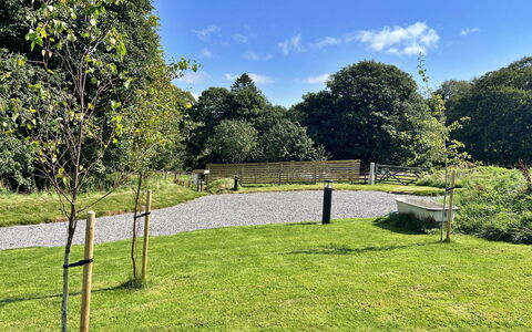 Howgill Pod: Baum, Gras, Strauch, Garten, Wiese, Grundstueck, Einfach, Zaun, Rasen