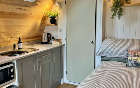 Howgill Pod: Küchengerät, Holzbeize, Hartholz, Küche, Major Appliance, Lack, Haushaltsgerät, Cabinetry, Schublade, Countertop