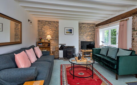 The Burrows: Möbel, Interior Design, Couch, Flooring, Wand, Fussboden, Holz, Wohnzimmer, Zimmer, Tabelle