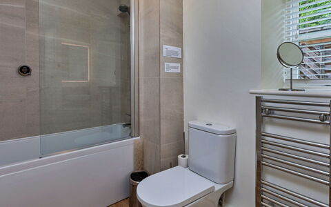 The Burrows: Badezimmer, Toilleten Sitz, Armatur, Toilette, Flooring, Fussboden, Badewanne, Interior Design, Installation, Zapfhahn