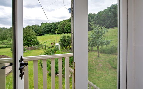 The Burrows: Veranda, Hartholz, Holzbeize, Balkon, Baluster, Home Door, Schatten, Geländer, Zaun, Deck