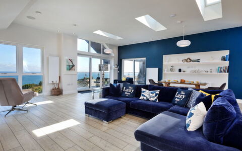 The Penthouse, Scarborough: Möbel, Couch, Wohnzimmer, Flooring, Interior Design, Fussboden, Decke, Zimmer, Wohnung