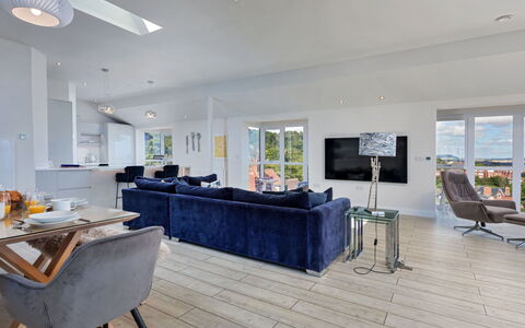 The Penthouse, Scarborough: Möbel, Flooring, Interior Design, Fussboden, Couch, Holz, Decke, Holzboden, Wohnzimmer, Zuhause