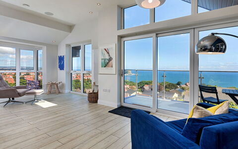 The Penthouse, Scarborough: Möbel, Flooring, Fussboden, Interior Design, Holzboden, Decke, Tabelle, Stuhl, Meer, Resort