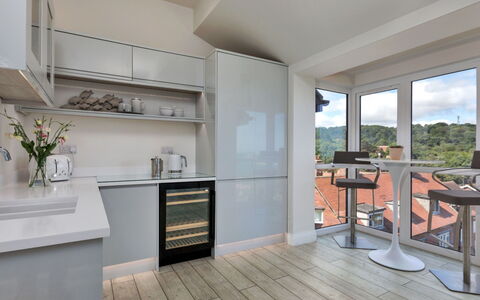 The Penthouse, Scarborough: Küchengerät, Küche, Möbel, Interior Design, Countertop, Flooring, Major Appliance, Cabinetry, Wand, Fussboden