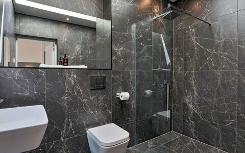 The Penthouse, Scarborough: Flooring, Fussboden, Armatur, Interior Design, Fliese, Installation, Decke, Badezimmer, Zapfhahn