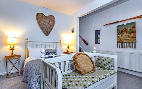 No.3 Sandside: Möbel, Bett, Interior Design, Schlafzimmer, Wand, Bedding, Zimmer, Decke, Holz, Fussboden