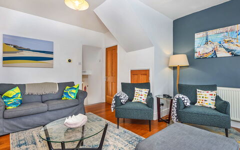 No.3 Sandside: Möbel, Blau, Interior Design, Flooring, Fussboden, Couch, Holz, Wohnzimmer, Zimmer, Decke