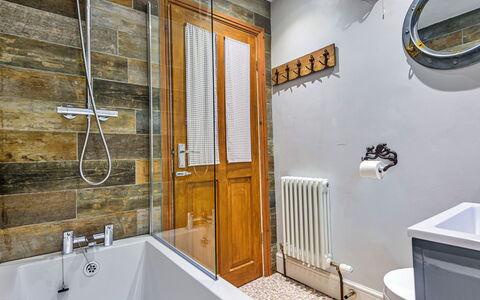 No.3 Sandside: Armatur, Wand, Flooring, Badezimmer, Interior Design, Holz, Fussboden, Zapfhahn, Installation, Fliese