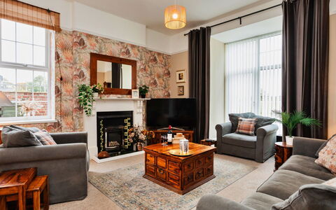 The Old Storehouse: Möbel, Interior Design, Wand, Flooring, Fussboden, Holz, Couch, Wohnzimmer, Decke, Zimmer