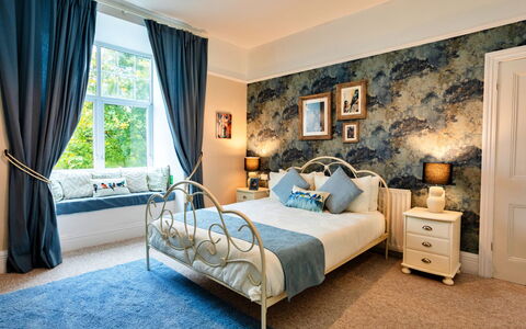 The Old Storehouse: Möbel, Bett, Interior Design, Schlafzimmer, Bedding, Wand, Flooring, Bettdecke, Fussboden, Zimmer