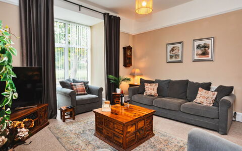 The Old Storehouse: Möbel, Interior Design, Couch, Flooring, Fussboden, Holz, Zimmer, Wohnzimmer, Decke, Beleuchtung