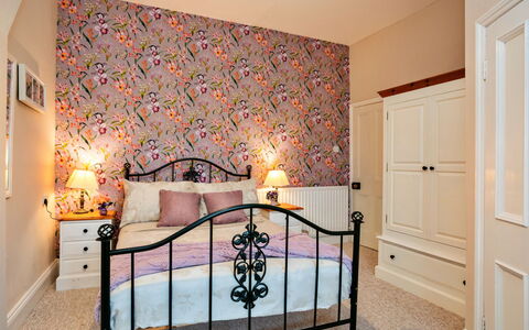 The Old Storehouse: Möbel, Interior Design, Wand, Schlafzimmer, Textil, Bett, Rosa, Beleuchtung, Zimmer, Flooring