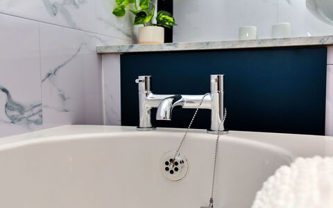 The Old Storehouse: Armatur, Zapfhahn, Badezimmer, Installation, Sinken, Bad Sink, Spiegel, Fliese