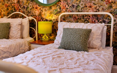 The Old Storehouse: Schlafzimmer, Bedding, Bettdecke, Möbel, Interior Design, Linens, Bett, Textil, Bettrahmen, Kissen