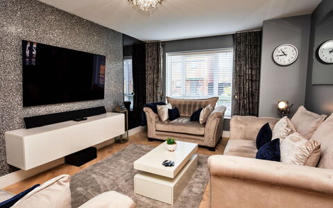 South Beach House: Möbel, Interior Design, Flooring, Couch, Fussboden, Wohnzimmer, Decke, Zuhause, Zimmer, Fernsehen