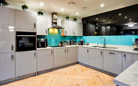 South Beach House: Küche, Küchengerät, Major Appliance, Interior Design, Countertop, Flooring, Cabinetry, Möbel, Fussboden, Decke