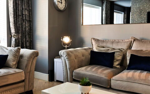 South Beach House: Möbel, Interior Design, Wohnzimmer, Textil, Couch, Zuhause, Flooring, Dekokissen, Fussboden, Beleuchtung