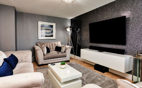South Beach House: Möbel, Interior Design, Wand, Flooring, Wohnzimmer, Couch, Fussboden, Zuhause, Fernsehen, Decke