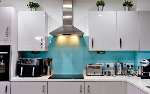 South Beach House: Küchengerät, Küche, Countertop, Major Appliance, Interior Design, Cabinetry, Haushaltsgerät, Möbel, Flooring, Herd