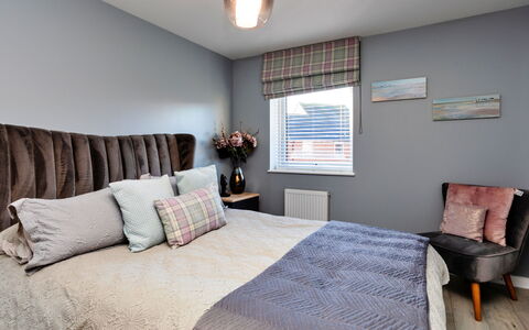 South Beach House: Bett, Möbel, Interior Design, Schlafzimmer, Bedding, Bettdecke, Linens, Dekokissen, Zimmer, Kissen