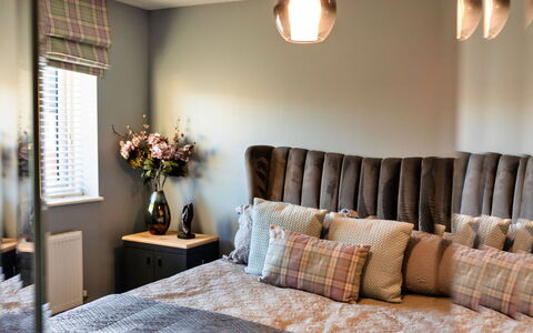 South Beach House: Möbel, Bett, Schlafzimmer, Interior Design, Bedding, Bettdecke, Holz, Linens, Dekokissen, Textil
