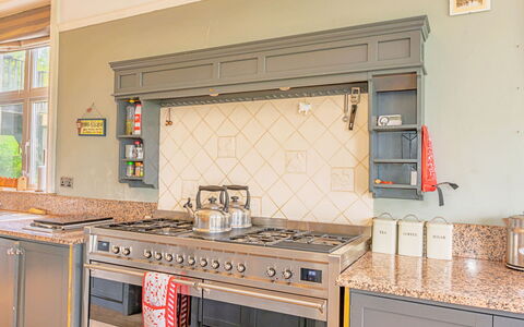 Evergreen Manor: Küche, Holz, Major Appliance, Interior Design, Küchengerät, Herd, Countertop, Cabinetry, Flooring, Gasherd