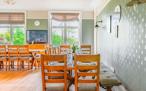 Evergreen Manor: Möbel, Interior Design, Flooring, Fussboden, Holz, Decke, Tabelle, Stuhl, Esszimmer, Beleuchtung