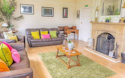 Evergreen Manor: Möbel, Interior Design, Flooring, Fussboden, Wand, Couch, Holz, Zimmer, Wohnzimmer, Textil