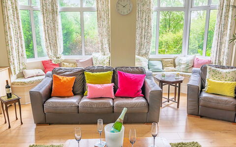 Evergreen Manor: Möbel, Interior Design, Couch, Flooring, Fussboden, Zimmer, Wohnzimmer, Textil, Beleuchtung, Zuhause