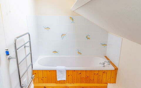 Evergreen Manor: Armatur, Badewanne, Flooring, Badezimmer, Interior Design, Fussboden, Installation, Zapfhahn, Fliese
