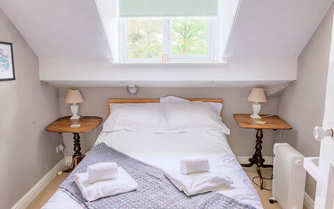 Evergreen Manor: Möbel, Bett, Schlafzimmer, Interior Design, Bedding, Bettdecke, Fussboden, Holz, Linens, Zimmer