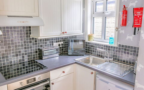 Evergreen Manor: Küche, Küchengerät, Countertop, Major Appliance, Interior Design, Sinken, Armatur, Flooring, Cabinetry, Spüle