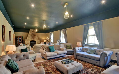 Blackton Farmhouse: Möbel, Interior Design, Couch, Flooring, Fussboden, Decke, Zimmer, Beleuchtung, Wohnzimmer, Light Fixture