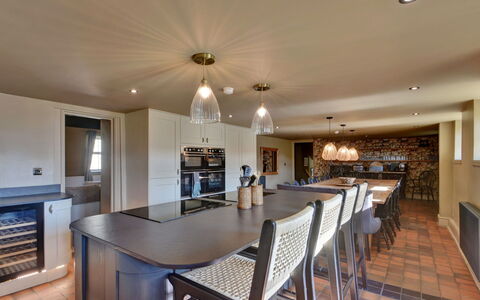 Blackton Farmhouse: Möbel, Interior Design, Küche, Flooring, Countertop, Light Fixture, Holz, Decke, Cabinetry, Fussboden
