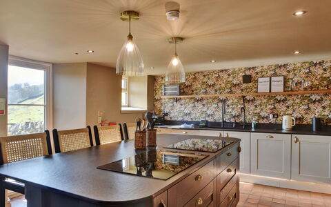 Blackton Farmhouse: Interior Design, Küche, Countertop, Light Fixture, Cabinetry, Möbel, Flooring, Decke, Holz, Beleuchtung