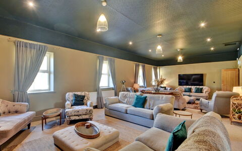 Blackton Farmhouse: Möbel, Interior Design, Flooring, Fussboden, Couch, Decke, Zimmer, Beleuchtung, Wohnzimmer, Light Fixture