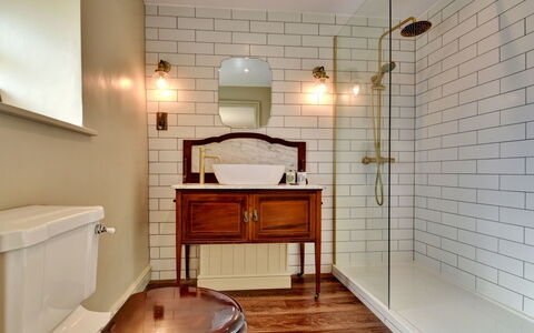 Blackton Farmhouse: Badezimmer, Interior Design, Armatur, Wand, Flooring, Fussboden, Light Fixture, Zapfhahn, Toilette, Beleuchtung