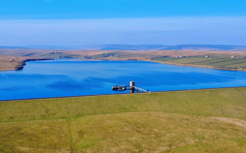 Blackton Farmhouse: Blau, Wasser, Horizont, Ökoregion, Einfach, Reservoir, Feld, Steppe, See