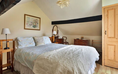 Vine Barn: Bett, Möbel, Interior Design, Bedding, Schlafzimmer, Bettdecke, Wand, Holz, Zimmer, Decke