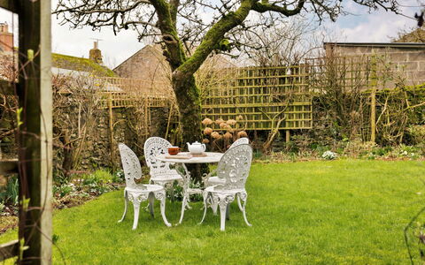 Vine Barn: Möbel, Garten, Gartenmöbel, Stuhl, Tisch Im Freien, Hinterhof, Rasen, Garten, Landscaping, Schatten