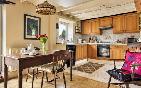 Vine Barn: Möbel, Interior Design, Flooring, Cabinetry, Fussboden, Küche, Holz, Stuhl, Zimmer, Decke