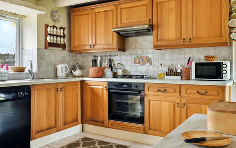 Vine Barn: Küchengerät, Küche, Countertop, Cabinetry, Major Appliance, Möbel, Interior Design, Holz, Haushaltsgerät, Schrank