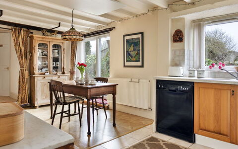 Vine Barn: Möbel, Interior Design, Flooring, Holz, Cabinetry, Decke, Zimmer, Fussboden, Beleuchtung, Küche
