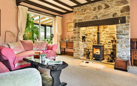Vine Barn: Möbel, Holz, Interior Design, Flooring, Feuerstelle, Beleuchtung, Zuhause, Fussboden, Wohnzimmer, Decke