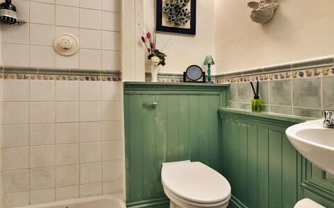Vine Barn: Badezimmer, Armatur, Toilleten Sitz, Interior Design, Flooring, Zapfhahn, Bad Sink, Toilette, Installation, Fussboden