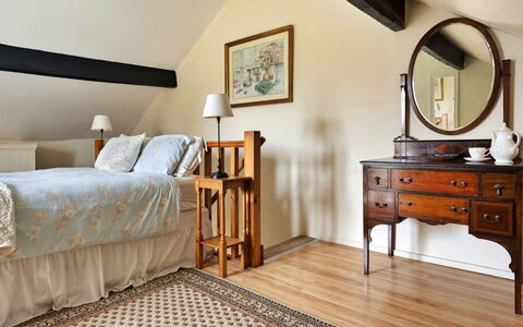 Vine Barn: Möbel, Interior Design, Bett, Schlafzimmer, Flooring, Holz, Fussboden, Schublade, Decke, Zimmer