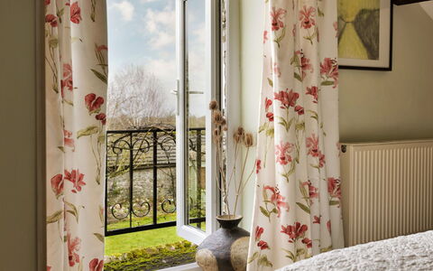 Vine Barn: Interior Design, Vorhang, Rosa, Fensterbehandlung, Zimmer, Fensterabdeckung, Zimmerpflanze, Formen, Blumendesign, Wohnzimmer